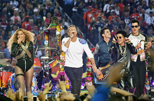 Na tohtoročnom Super Bowle vystúpili Beyoncé (vľavo), Chris Martin a tiež Bruno Mars.