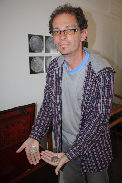 „V našej zbierke sú skutočne unikátne mince,“ ukazuje Peter Pleva, správca fondu numizmatiky v levickom Tekovskom múzeu.