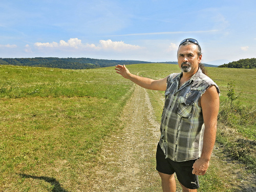 MIESTO NÁLEZU: Štefan Juhás ukazuje, kde sa našli vesmírne úlomky.