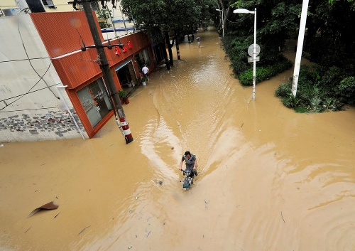 Tajfún Meranti zničil domovy či priniesol povodne.