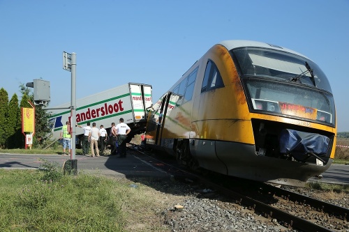 Vlak sa zrazil s kamiónom na železničnom priecestí.