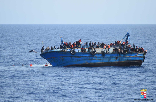 Loď s migrantmi sa prevrátila. 