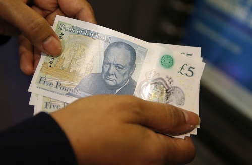 Nová britská bankovka má byť odolná aj voči praniu.