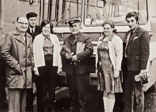 1976: Kým jeden z vodičov autobusu odchádzal do dôchodku, Mária (tretia zľava) mala pred sebou ešte desaťročia aktívnej práce.