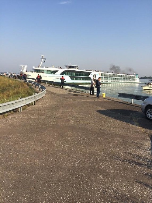 Loď s 200 ľuďmi na Dunaji narazila do hrádze