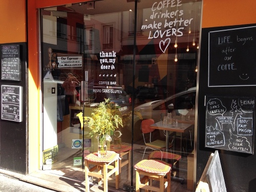 Kaviareň sa nachádza na Rue Saint Maur 112 v parížskej štvrti Oberkampf.