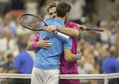 Novak Djokovič gratuluje Wawrinkovi k víťazstvu. 