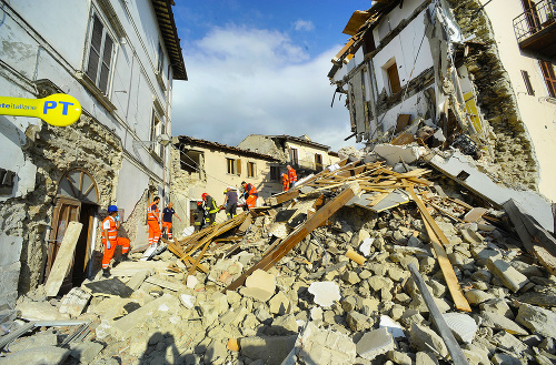 V pátraní po preživších medzi troskami budov pokračuje približne 4 300 záchranárov.