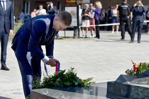 Premiér Fico pri Pamätníku obetiam holokaustu na Rybnom námestí v Bratislave.