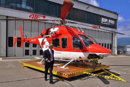 Na snímke nový vrtuľník Vrtuľníkovej záchrannej zdravotnej služby Air-Transport Europe Bell 429 pred hangárom na letisku Poprad-Tatry v Poprade 25. augusta 2016.