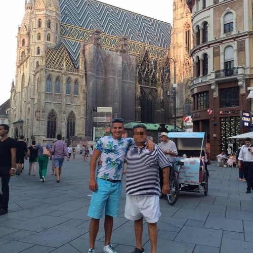 Otec a syn: Miroslav (19), vľavo, potvrdil, že jeho otca Miroslava (59), vpravo, zadržala polícia.