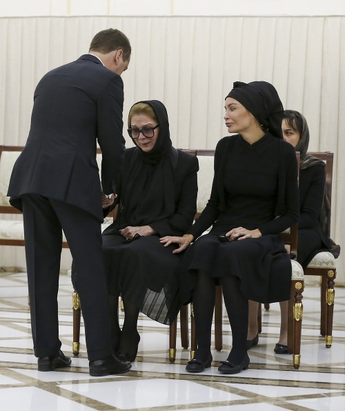 Ruský premiér kondoluje vdove po zosnulom prezidentovi Tatyane Karimovej. Spoločnosť jej robí mladšia dcéra Lola Karimova-Tillyaeva.