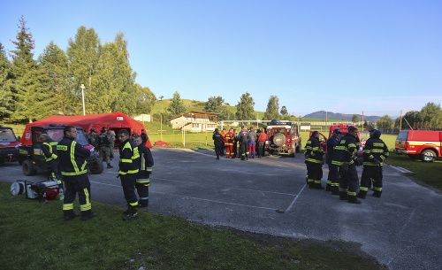 Na snímke zriadený krízový záchranný štáb v blízkosti futbalového ihriska v obci Strelníky, kde sa dnes v noci zrútil záchranársky vrtuľník.