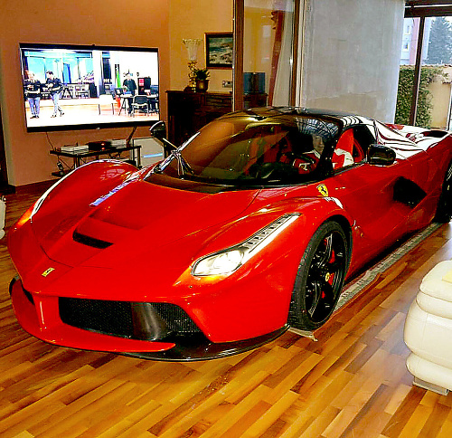 Ferrari pred časom parkoval priamo vo svojej obývačke.