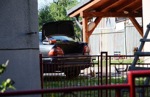 Pri rodičovskom dome v Bačkove je odstavená Toyota Avensis, na ktorej Marek odišiel ešte 16. augusta.