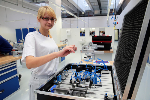 Jediná slečna v prvom ročníku Daniela Jurgasová (20) si vybrala elektrotechniku, lebo ju baví riešiť technické problémy. 