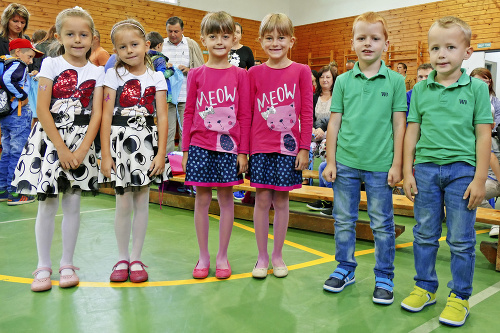 Najväčšie hviezdy v škole! (zľava Veronika a Natálka Kyselicové, Miriamka a Martinka Ridekyové a Alex a Tobias Mrázik)