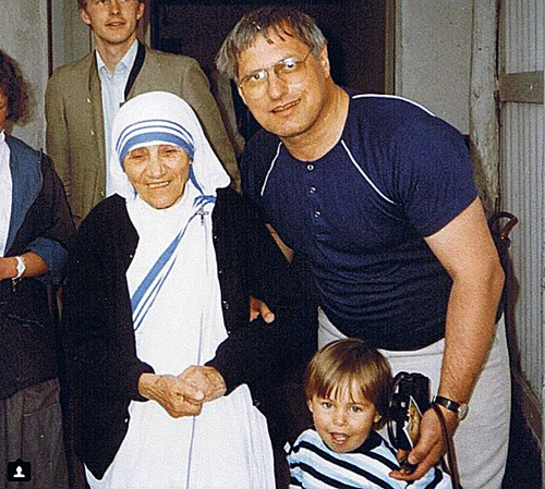 Štvorročný Thomas s otcom a Matkou Terezou v Ríme. 