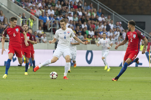 Na snímke sprava  Kyle Walker (Anglicko), Ján Greguš (Slovensko) a John Stones (Anglicko).