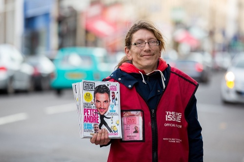Jack predával časopis Big Issue, keď stretol Toni.