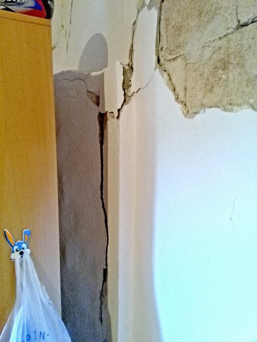 Silné otrasy kompletne poškodili steny domu.