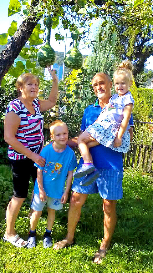 Alžbeta (66), Tibor (73) a ich vnúčatká Adam (6) a Viktorka (4) sa tekviciam tešia.