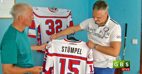Ivan Droppa ukazuje Stümpelov dres s jeho tradičným číslom 15.
