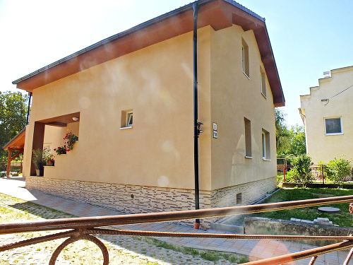 Nezvestný muž býva aj s rodičmi a sestrinou rodinou v tomto dome v Bačkove.