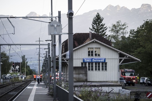 Zamestnanci pre mimoriadne situácie zasahujú na železničnej stanici vo švajčiarskom Saleze po útoku muža na pasažierov vo vlaku.