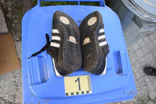 Polícia našla aj obuv, ktorá súvisí s lúpežou.