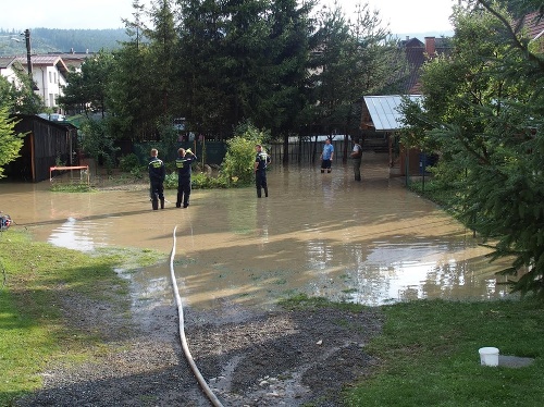 V podtatranskom meste Svit voda zatopila pivnice rodinných domov.