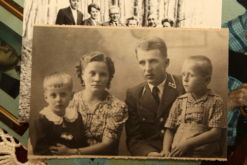 Horár Michal Mihálik s manželkou Annou a so synmi v čase, keď zachránili sedem amerických letcov.