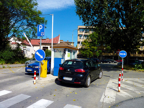 Na Kasárenskom námestí zaviedli polhodinu zdarma.