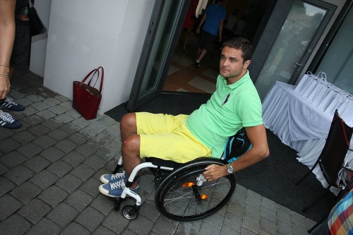 Martin Zach je pripútaný na invalidný vozík.