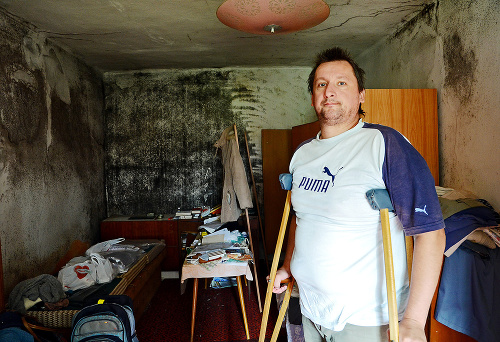 Ľuboslav (43) aj s mamou žijú bez elektriny a steny ich domu sú pokryté plesňami.