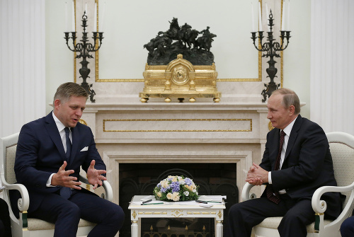 Ruský prezident Vladimir Putin (vpravo) a slovenský premiér Robert Fico počas stretnutia v moskovskom Kremli.