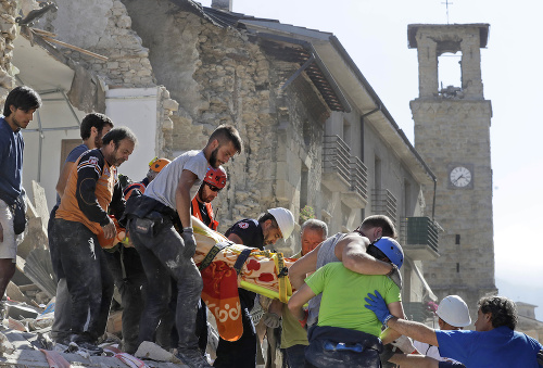 Silné zemetrasenie s magnitúdou 6,2 zasiahlo strednú časť Talianska, s epicentrom južne od mesta Perugia.
