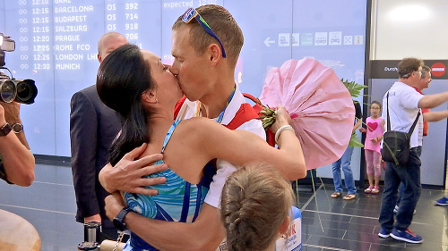  Doma už je aj šampión z Ria Matej Tóth, na letisku ho prekvapila rodina.