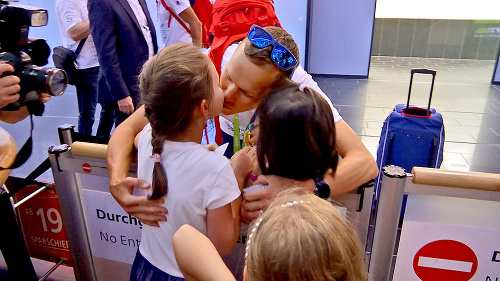  Doma už je aj šampión z Ria Matej Tóth, na letisku ho prekvapila rodina.