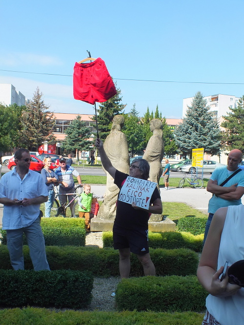 Protestujúci Sobrančan pri príchode premiéra prevetral aj červené trenírky.