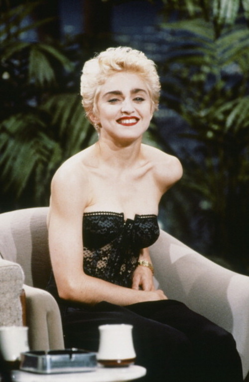 Madonna 1987: Speváčka mala krátke blond vlasy a hrubé obočie v 80. rokoch