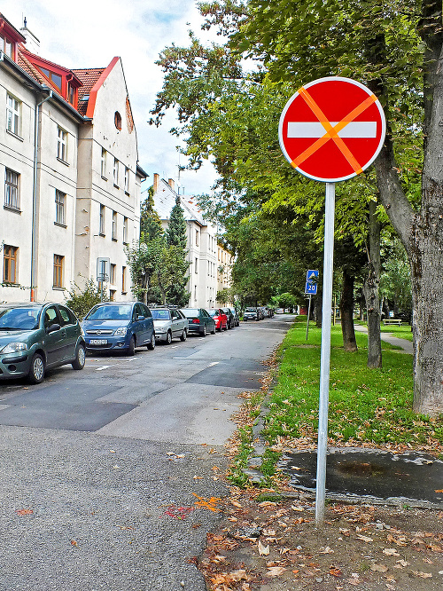 Táto značka zákazu vjazdu na Jesennej ulici v Košiciach neplatí a ľudí mätie.