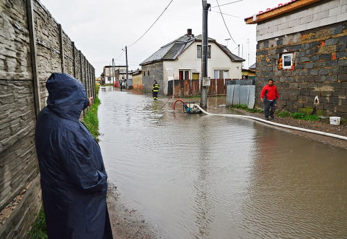 V okolí Pažitnej ulice v Trebišove bolo v pondelok rušno.