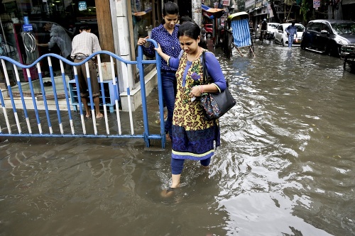 Indiu sužujú povodne, desiatky ľudí prišli o život.