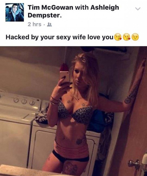 Nadšený manžel sa sexi selfie pochválil na Facebooku.