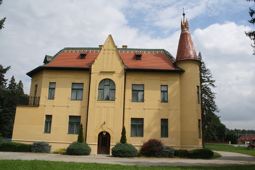 Poľovnícke sídlo: Stavbu, ktorá dnes patrí Lesom Slovenskej republiky, dali postaviť v roku 1910 Habsburgovci,. Zámoček mal byť miestom oddychu pre majiteľa Jozefa Augustína a jeho hostí. 