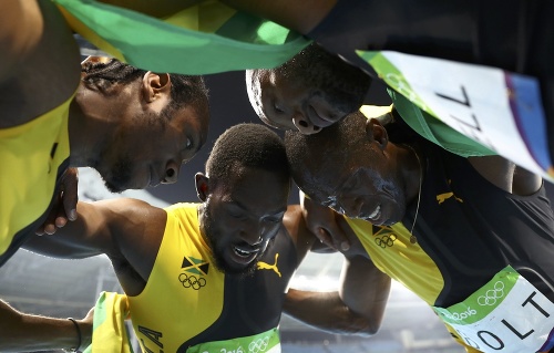 Jamajské atletické kvarteto Asafa Powell, Yohan Blake, Nickel Ashmeade a Usain Bolt časom 37,27 sekundy suverénne zvíťazilo v šprintérskej štafete 4 x 100 m.