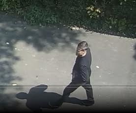 Podozrivého muža zachytila kamera aj na ulici.