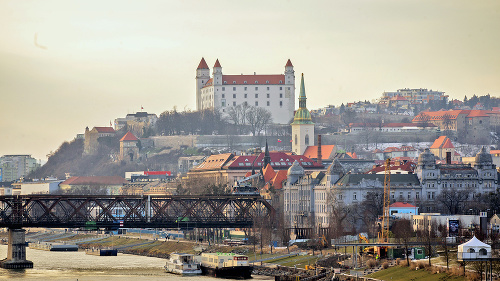 Dominantnou Bratislavy je do výšky sa týčiaci sa hrad.
