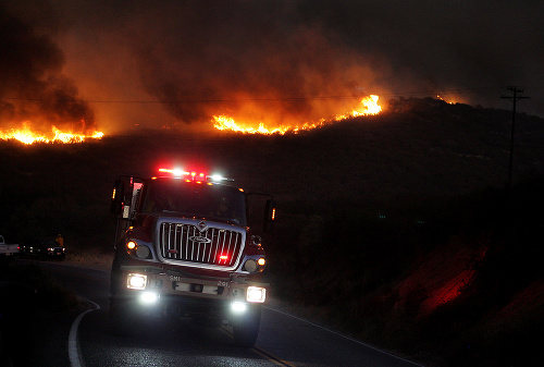 Kalifornia stále bojuje s rozsiahlymi požiarmi.
